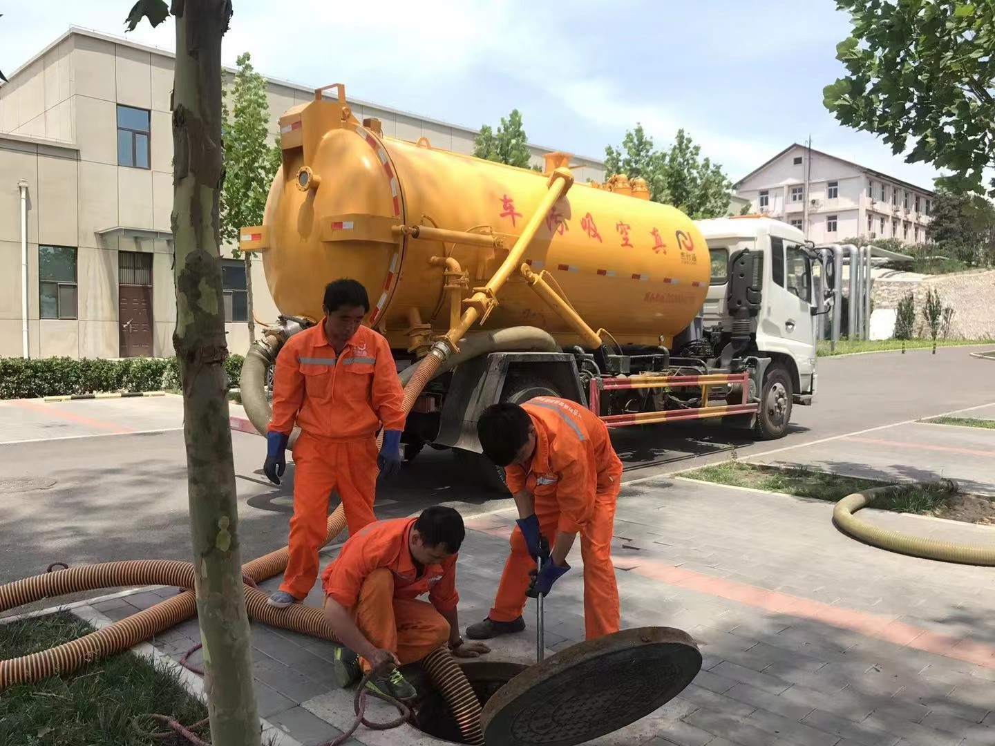 义安管道疏通车停在窨井附近