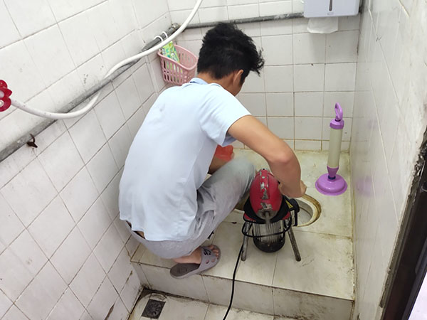 义安管道堵塞冒臭气 专业师傅现场解决问题