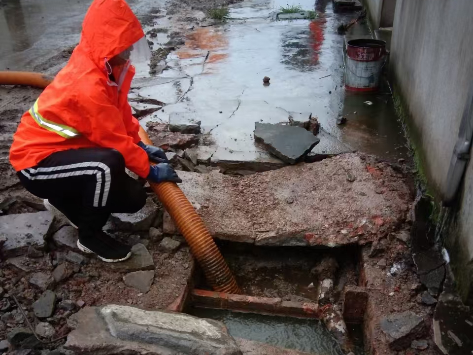 义安专业清理污水池 炜誉市政以规范流程守护城市 “肠道”